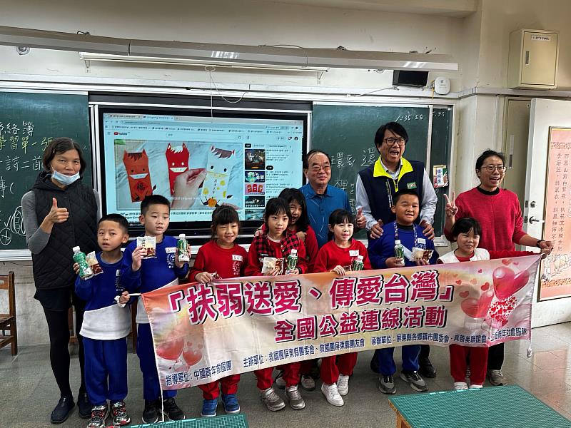 張金鑾基金會攜手救國團 暖贈屏東7校學童點心