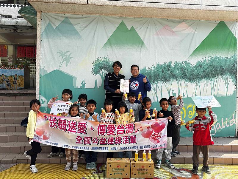 張金鑾基金會攜手救國團 暖贈屏東7校學童點心