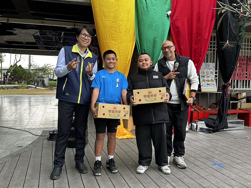 張金鑾基金會攜手救國團 暖贈屏東7校學童點心