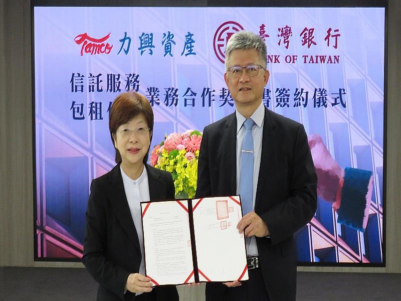 115.1.26臺灣銀行總經理吳佳曉(右)與台灣金聯兼力興資產董事長宮文萍(左)簽訂業務合作契約書,展開信託及包租代管跨域合作。