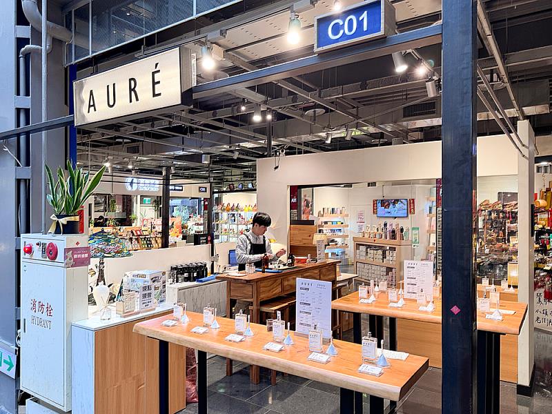 鶯歌光點館內品牌AURÉ進駐C01櫃位，延續原有燈飾品牌對空間氛圍的關注，轉以香氛形式呈現，打造結合工藝與生活感受的感官體驗場域。