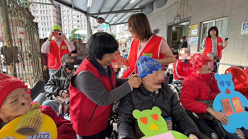 救國團樹林區團委會寒冬送暖 關懷長輩愛心行動展溫情