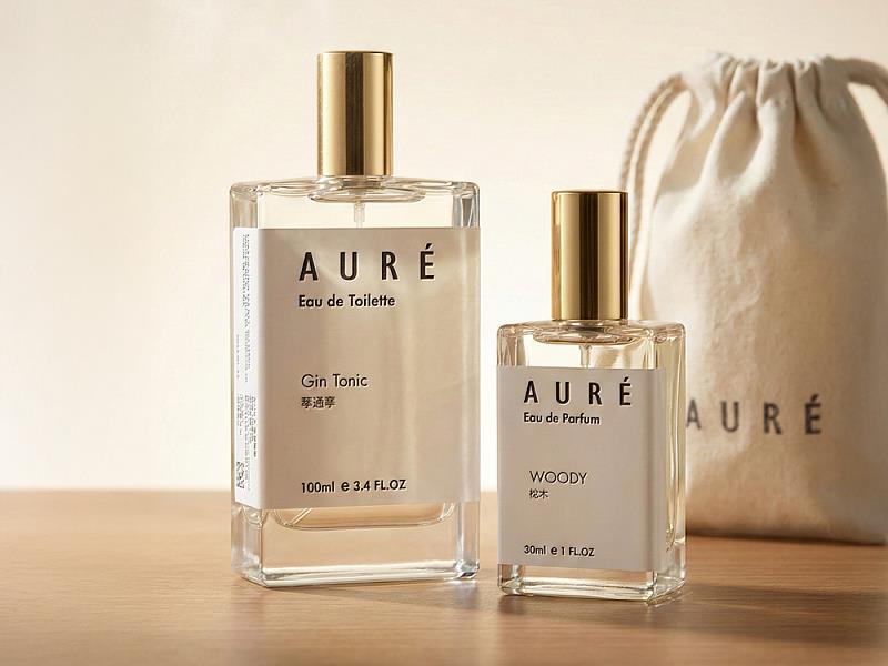AURÉ香氛產品以簡約包裝呈現，視覺語言呼應品牌「柔光、光暈」的概念，展現低調而純粹的設計風格，融入日常生活場景。