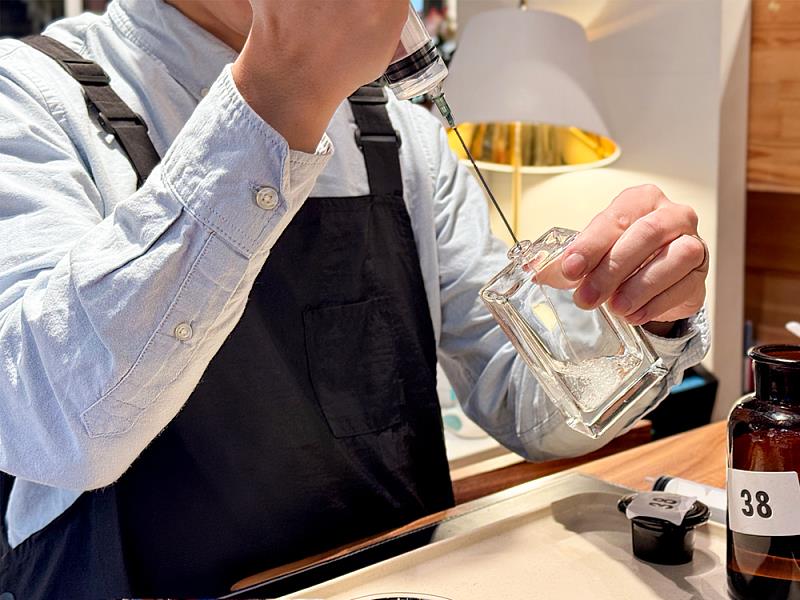 AURÉ香氛採現場調製方式，以天然精油為基礎，讓氣味在櫃位中逐步完成，呈現香氛生成的過程，也讓觀眾能近距離感受創作的細節。