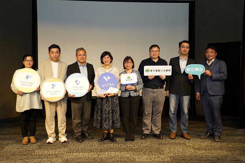 叡揚資訊Vital雲端服務家族發布Agentic AI解決方案，邀請華卡企業總經理呂如萍（右4）與轉型顧問洪偉騰（右2）現身分享企業數位轉型實戰經驗。