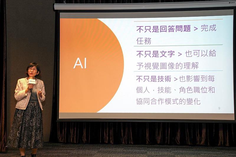 叡揚資訊雲端及巨資事業群總經理胡瑞柔分享企業如何在合規的機制下安全地運用AI代理人來執行複雜任務。