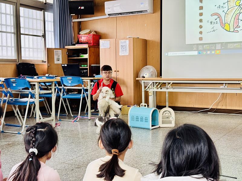 救國團攜手阿甘寵物王國推出冬令營「救甘心萌寶營」,從小培養孩子尊重生命的力量。