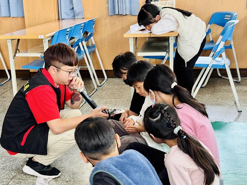 救國團攜手阿甘寵物王國推出冬令營「救甘心萌寶營」,從小培養孩子尊重生命的力量。