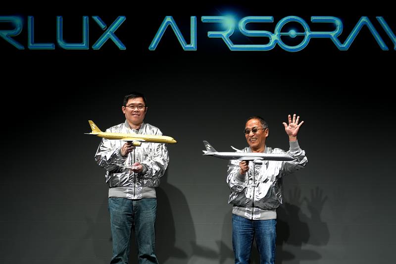 星宇航空今(27)日於東京時尚地標表參道舉行盛大發表會,正式亮相品牌重磅企劃「STARLUX AIRSORAYAMA藝術計劃」。 圖左至右為星宇航空張國煒董事長、日本藝術家空山基(HajimeSORAYAMA)。