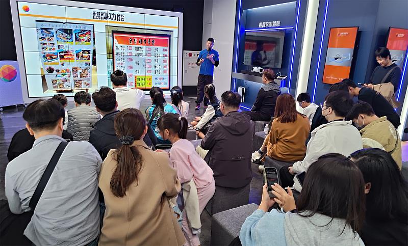 台灣大將myfone門市打造為科技前線,持續舉辦「AI智慧生活課程」,今年第1季最新內容將聚焦「AI健身與健康管家」,並擴展至全台北中南指定門市,透過AI打造客製化的運動與飲食設計,讓長輩過完年也能輕鬆顧健康,資訊將於台灣大官網及臉書公告,開放全民免費報名。