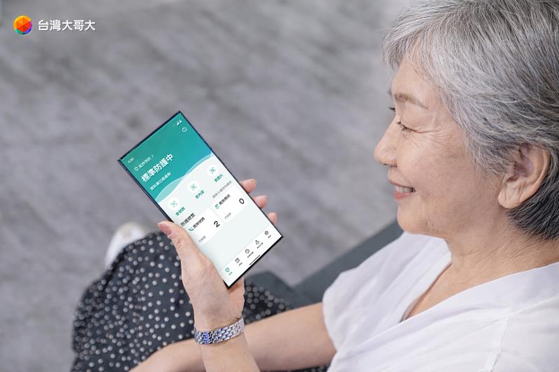 台灣大自行研發「反詐戰警」APP,針對常見詐騙情境,運用AI即時攔截,並提供65歲以上用戶「標準方案」終身免費,涵蓋AI圖文詐騙偵測、辨識高風險電話號碼、檢查簡訊內可疑連結與內容,幫助銀髮族透過AI從源頭阻擋詐騙,家人更放心。