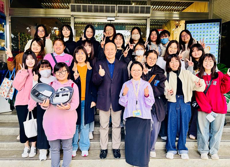 亞大社工系師生與衛福部衛生福利人員訓練中心主任及教務組長合影留念。