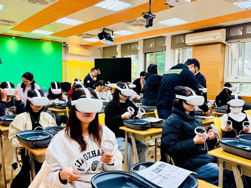 學生配戴XR頭戴式裝置，在指導人員協助下透過虛擬實境演練進入高風險服務場域，如何進行風險評估、應對策略選擇與即時決策訓練。