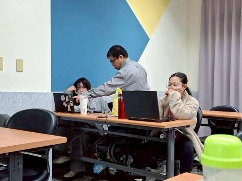 本次採取小班教學，為學生進行一對一指導。