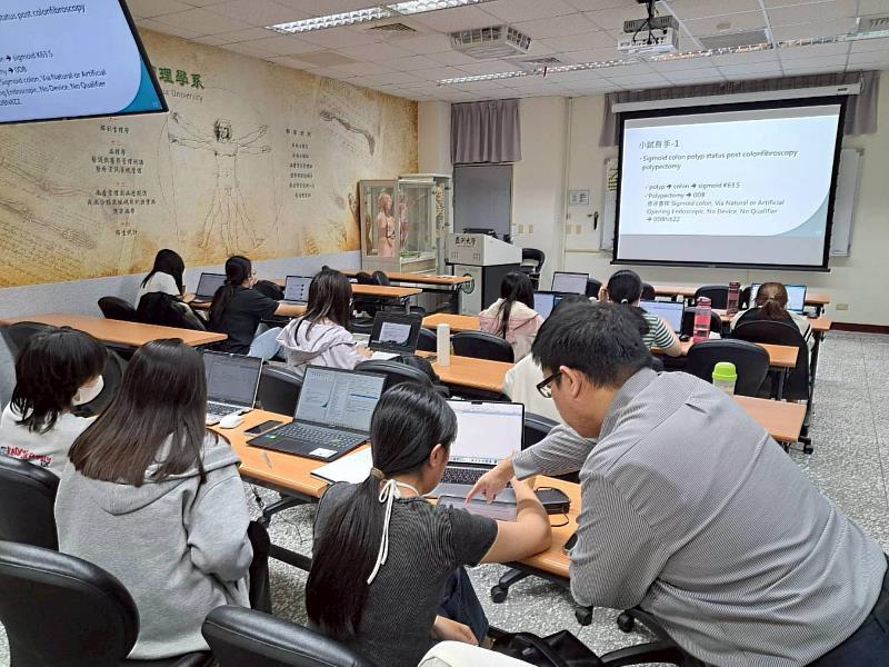 落實畢業即就業 亞大健管系主任楊尚育：培育產業即戰力