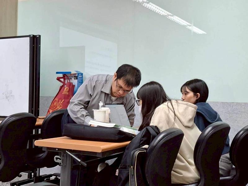 師生一起討論題目。