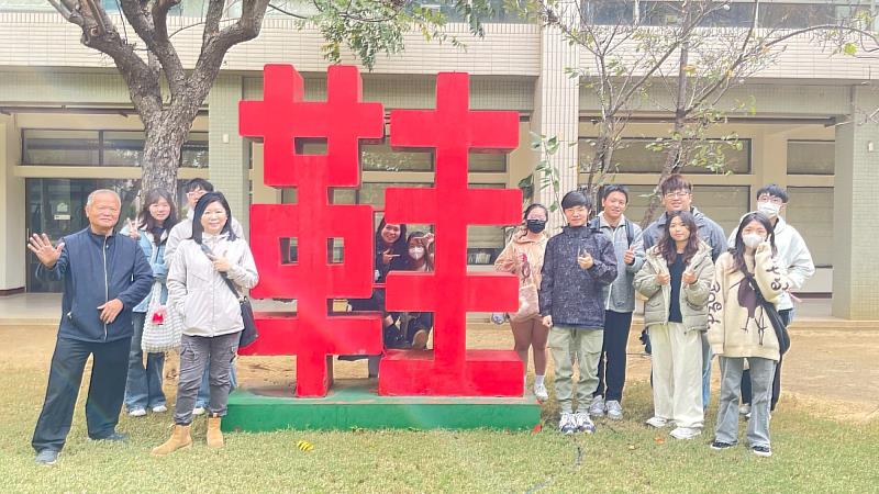 參與校外參訪活動師生合影。