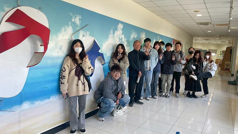 參訪同學與鞋技中心藍白拖打卡牆開心合影。