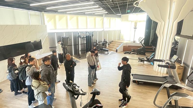 學生參訪鞋技中心的運動休閒中心。