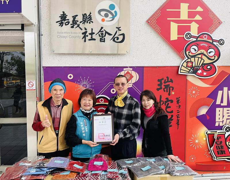 南聯針織廠寒冬送暖 關懷嘉義縣獨居長者
