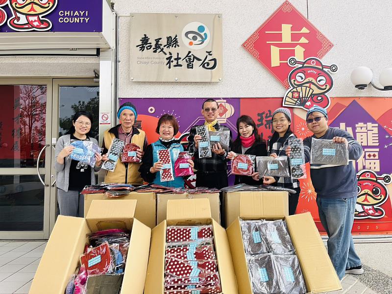南聯針織廠寒冬送暖 關懷嘉義縣獨居長者