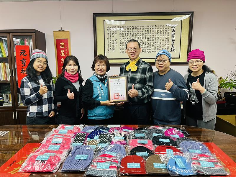 南聯針織廠寒冬送暖 關懷嘉義縣獨居長者