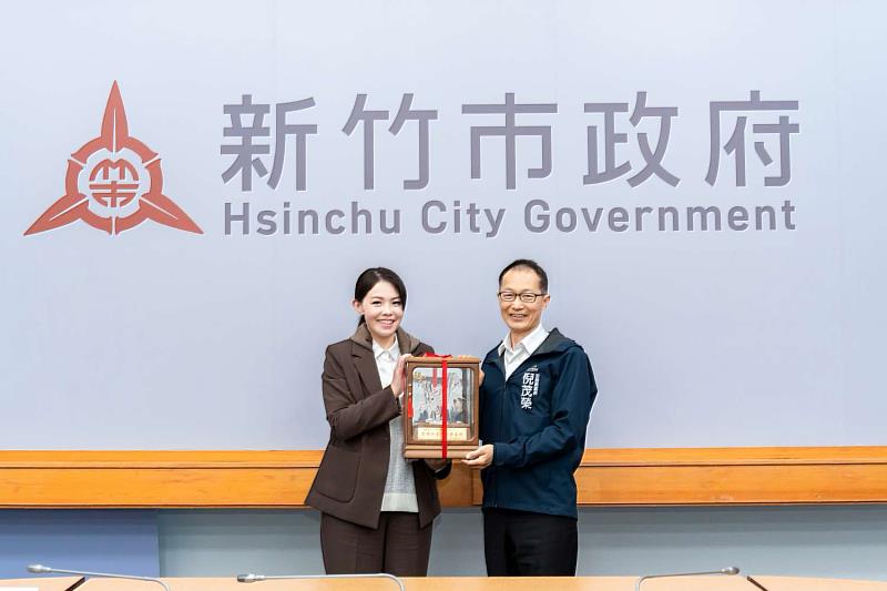 高虹安市長祝賀交通處長倪茂榮。