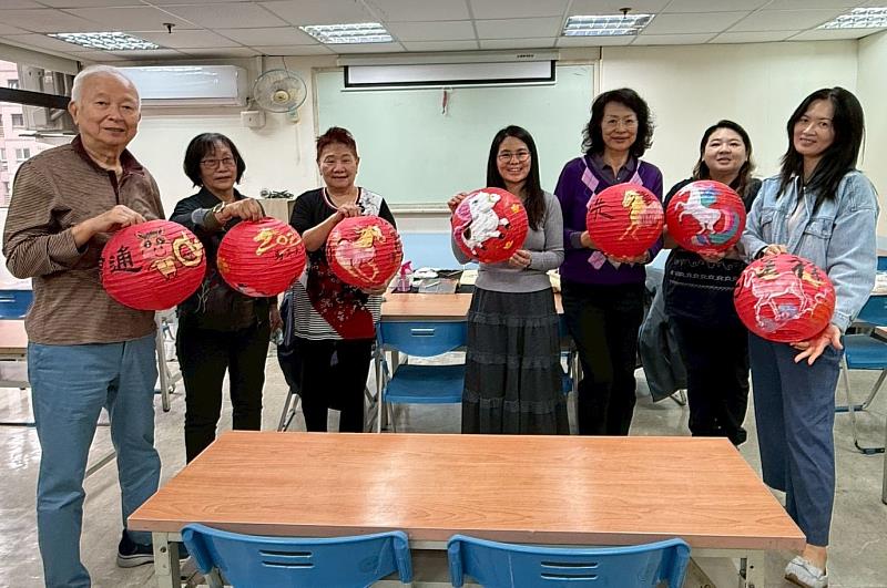 救國團攜手新光三越台北站前店推「萬馬迎春 好運奔來」彩繪燈籠，點亮新春佳節！