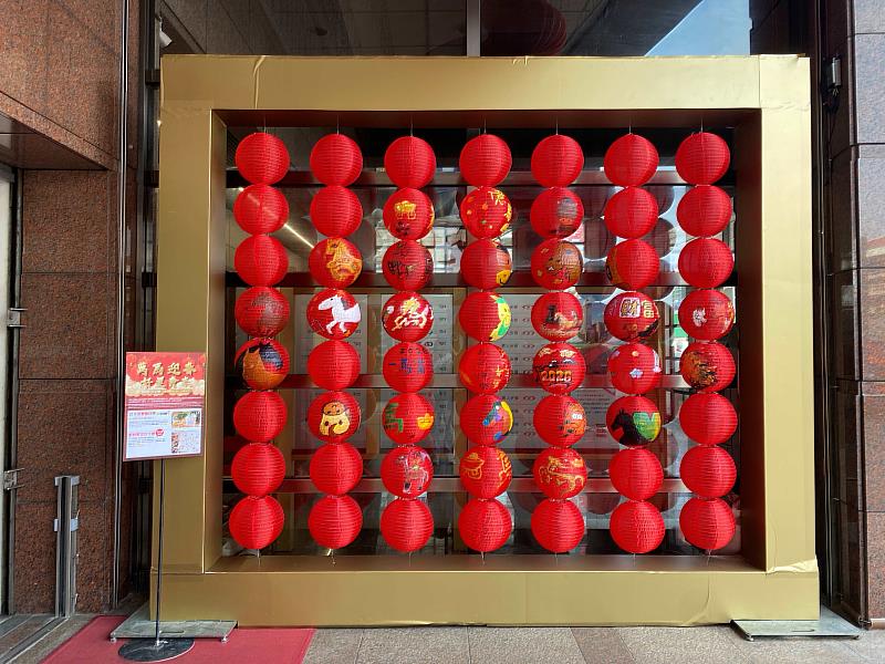 救國團攜手新光三越台北站前店推彩繪燈籠 點亮新春佳節