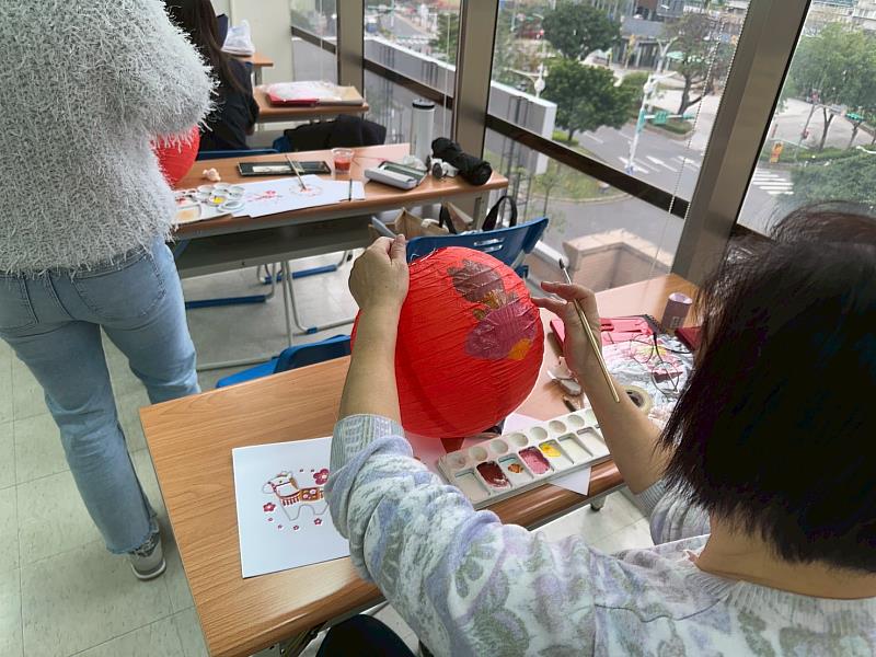 救國團攜手新光三越台北站前店推「萬馬迎春 好運奔來」彩繪燈籠，點亮新春佳節！