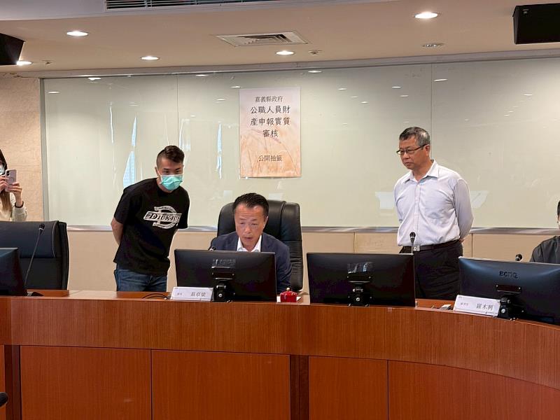 嘉義縣政府政風處貫徹陽光法案 進行財產申報實質審核抽籤