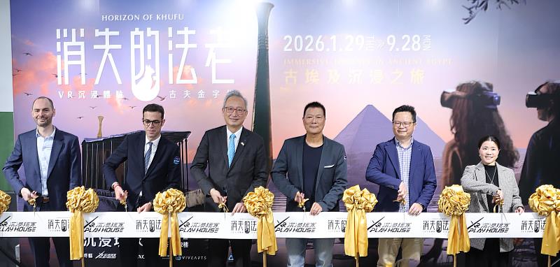 剪綵揭幕。（左起：消失的法老創作單位Excurio共同創辦人暨執行長Fabien Barati、法國在台協會主任龍燁、外交部次長吳志中、台北市文化局長蔡詩萍、時藝多媒體董事長黃文德、VIVE Arts執行總監葉心宇）
