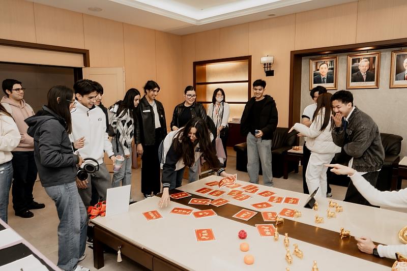 南臺科大「2026年國際學生華語文成果發表會暨新年活動」中國際生交流互動。