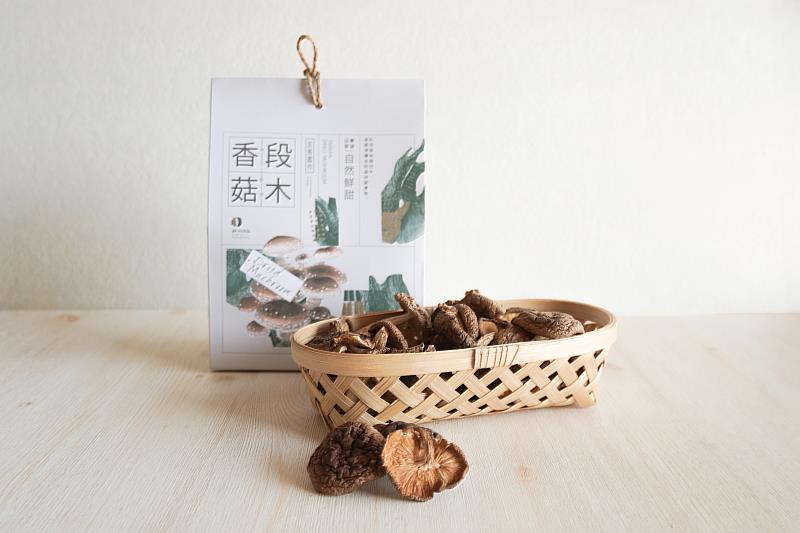 嘉義縣阿里山鄉十字社區發展協會生產的段木香菇，菇肉厚實香氣十足。