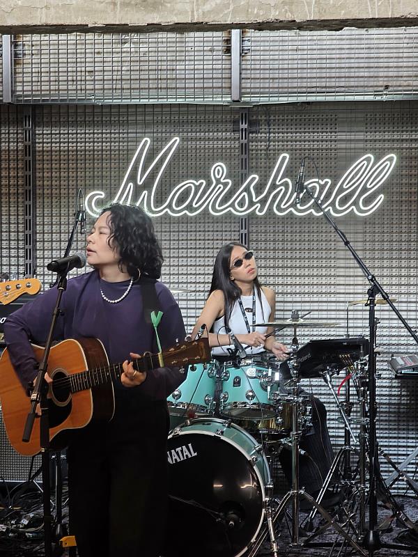 凹與山Our Shame貼心將歌曲改編成泰文版，引發觀眾合唱。（照片提供：凹與山Our Shame）