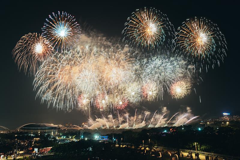 配合新北市美術館開館周年及捷運三鶯線通車，4至6月將陸續推出煙火、表演、建築光雕等系列活動。