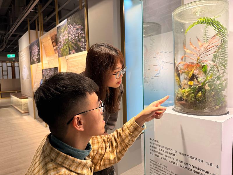 大型生態瓶展現大自然的永續循環奧妙。