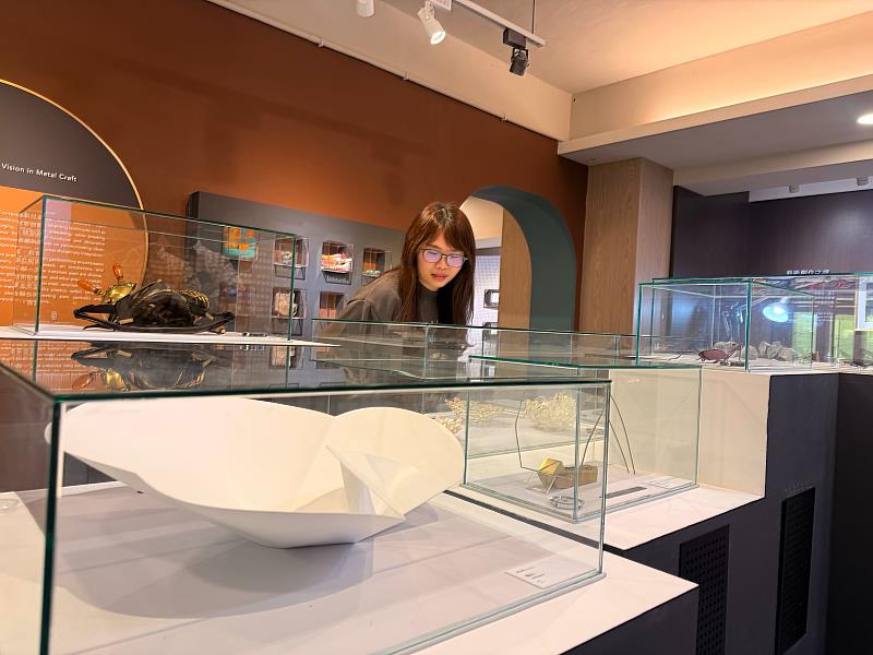 「當代金工」展現多元材質的現代創作。