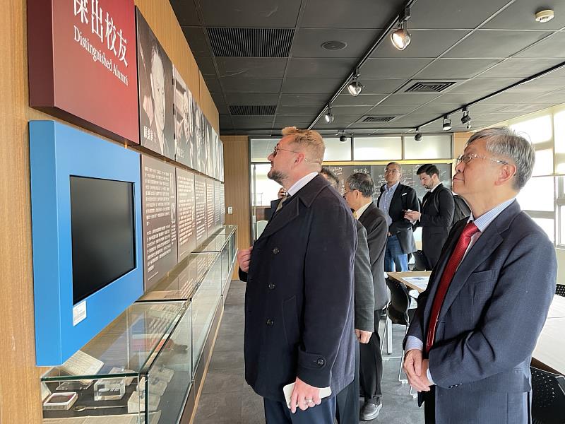 Datavault AI主席暨執行長Nathaniel Bradley及全國商總人資委員會等貴賓仔細瀏覽上海聖約翰大學傑出校友資料，感受「東方哈佛」上海聖約翰大學百年知行合一的教育傳統。