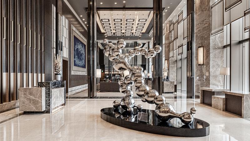 台北六福萬怡酒店如藝廊般的飯店空間,還可至周圍南港各登山步道散步,欣賞山色之餘享受都市中的寧靜。(圖/六福旅遊集團提供)