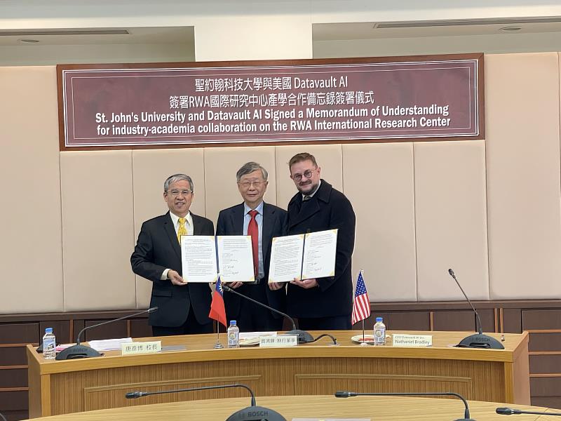 在聖約翰科大執行董事曾鴻鍊（中）見證下，校長唐彥博（左）與Datavault AI主席暨執行長Nathaniel Bradley（右）簽署產學合作備忘錄，美商Datavault AI承諾投入研發專款給聖約翰科大。