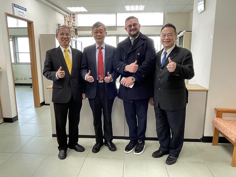 貴賓一行人參觀「RWA發展研究中心籌備處預定地」，Nathaniel Bradley主席（右2）對辦公空間的規劃表示肯定，認為這裡將成為完善RWA系統與培育國際人才的「卓越中心」。