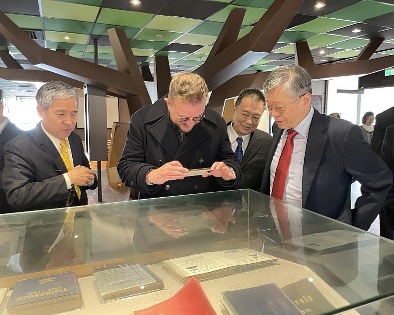 Datavault AI主席暨執行長Nathaniel Bradley參觀上海聖約翰大學校史典藏暨研究中心，拿起手機對著曾任中華民國第5任總統的約大校友嚴家淦展示資料拍攝留念。