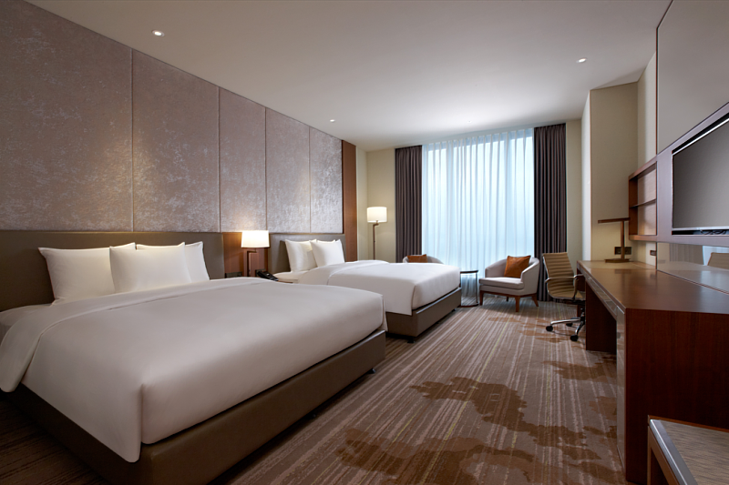 預訂「怡悦療癒雙城」3天2夜住房專案,其中一晚可入住台北六福萬怡豪華家庭房或豪華雙床客房一晚,並享有翌日敘日自助早餐及六福村主題遊樂園門票兩張。(圖/六福旅遊集團提供)