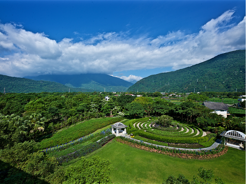 花蓮秧悦美地香草迷宮花園直徑約25公尺,用雙手觸摸迷宮各種香草、釋放出香草精油孢子精油成分和芬多精,放慢腳步配合呼吸吐納,一吸一吐之間,吸收美好的香草負離子能量,為健康、活力的朝氣啟航。(圖/花蓮秧悦美地度假酒店提供)