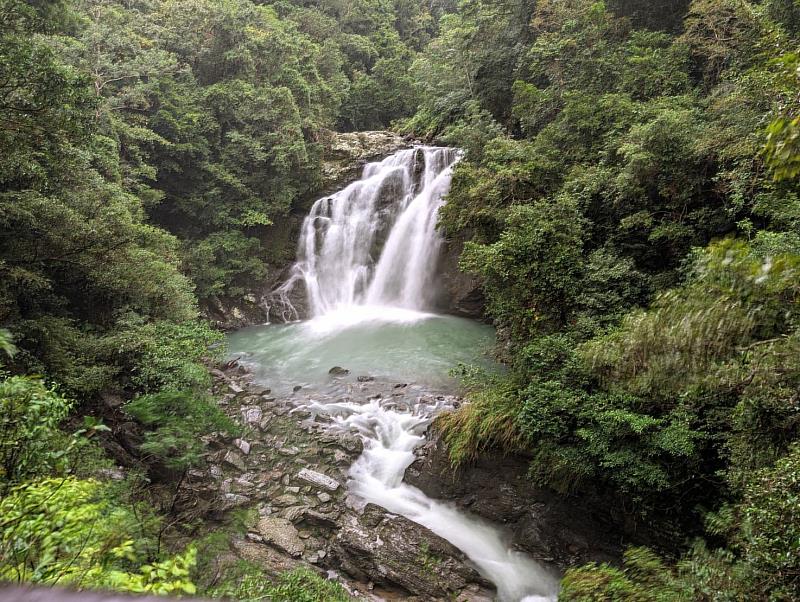 雙流瀑布吸收負離子。