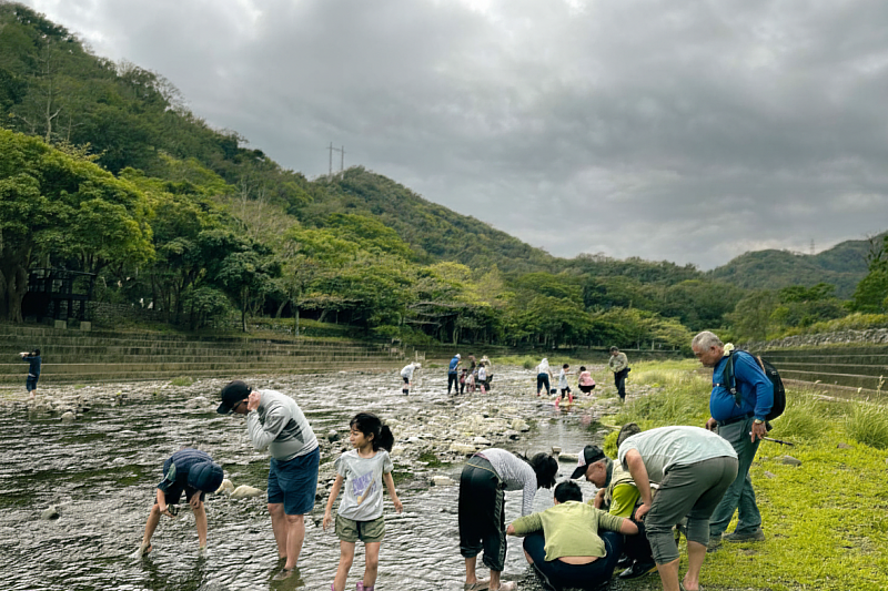 遊客親水階梯參與園區活動。