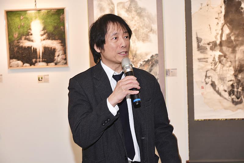 策展人、美術學系主任洪昌穀導覽展場，說明本屆展覽「創新意於法度」的創作主軸，引導師生深入理解作品內涵。