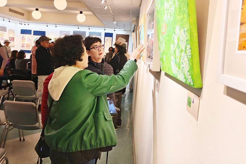 「2026中.韓美術交流展」展覽現場,台韓藝術作品同場呈現,吸引許多貴賓駐足欣賞。