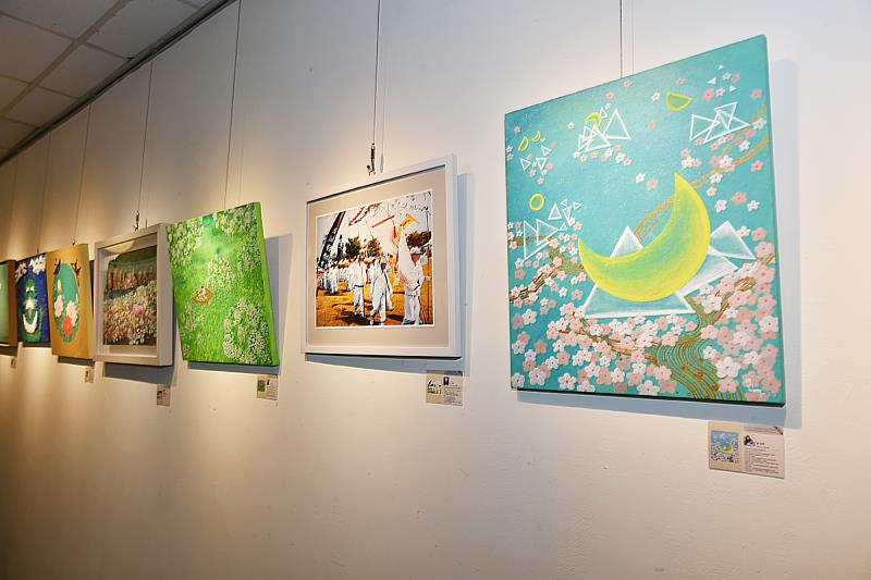 文化大學美術學系學生於展場觀摩台、韓藝術家真跡作品,透過近距離學習拓展創作視野,深化藝術思考。